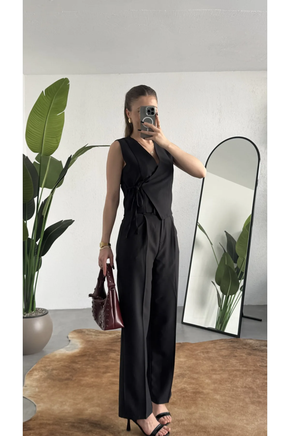 Kadın Siyah Asimetrik Kesim Kruvaze Bağlamalı Yelek ,Pileli Plazzo Pantolon Takım