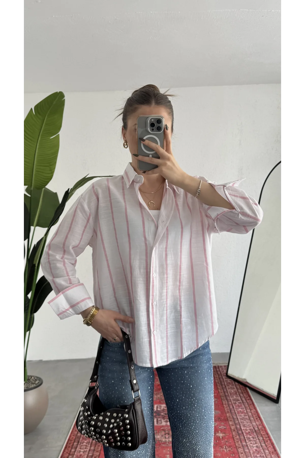 Kadın Kalın Pembe Çizgili Oversize Bel Hızası Salaş Kesim Uzun Kollu Ofis Gömlek