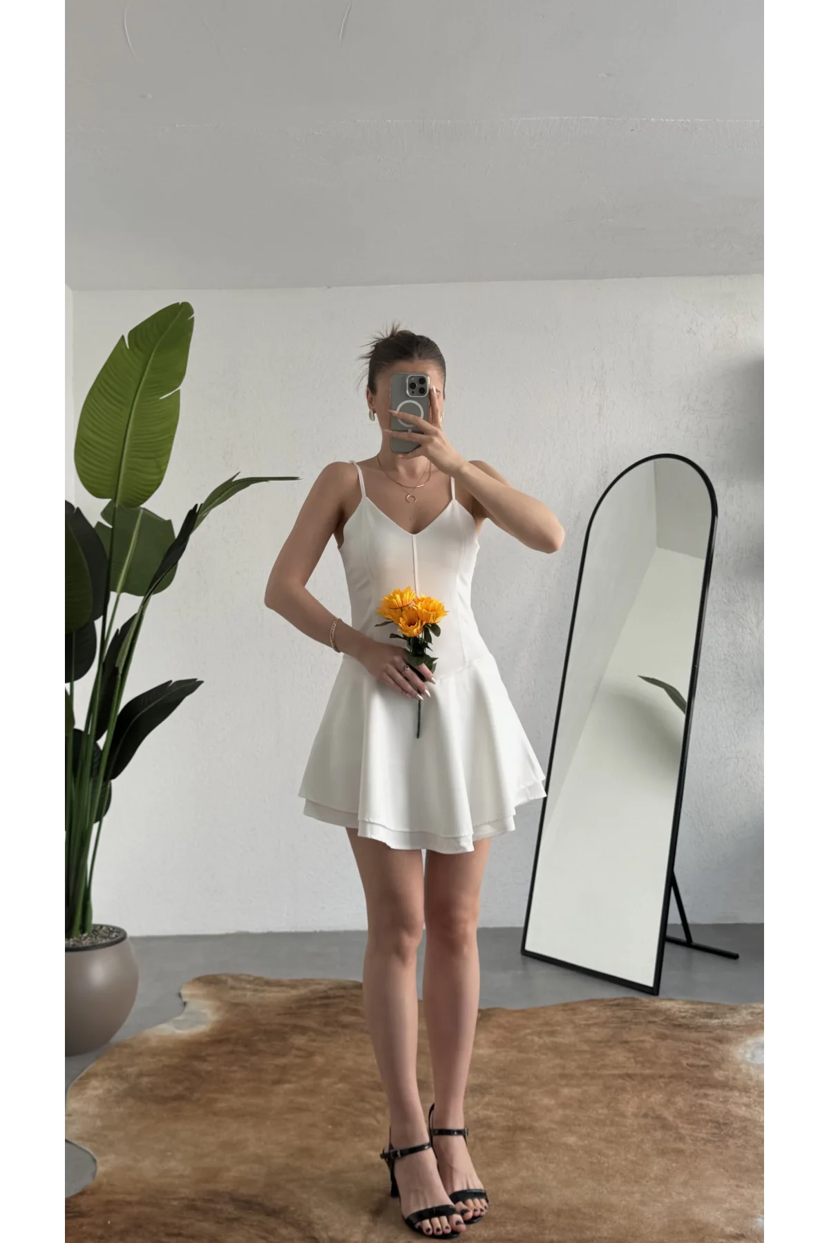 Kadın Beyaz Askılı Mini Şortlu Elbise – V Yaka, Korse Formlu, Volanlı Etek, Yazlık & Özel Gün Elbisesi