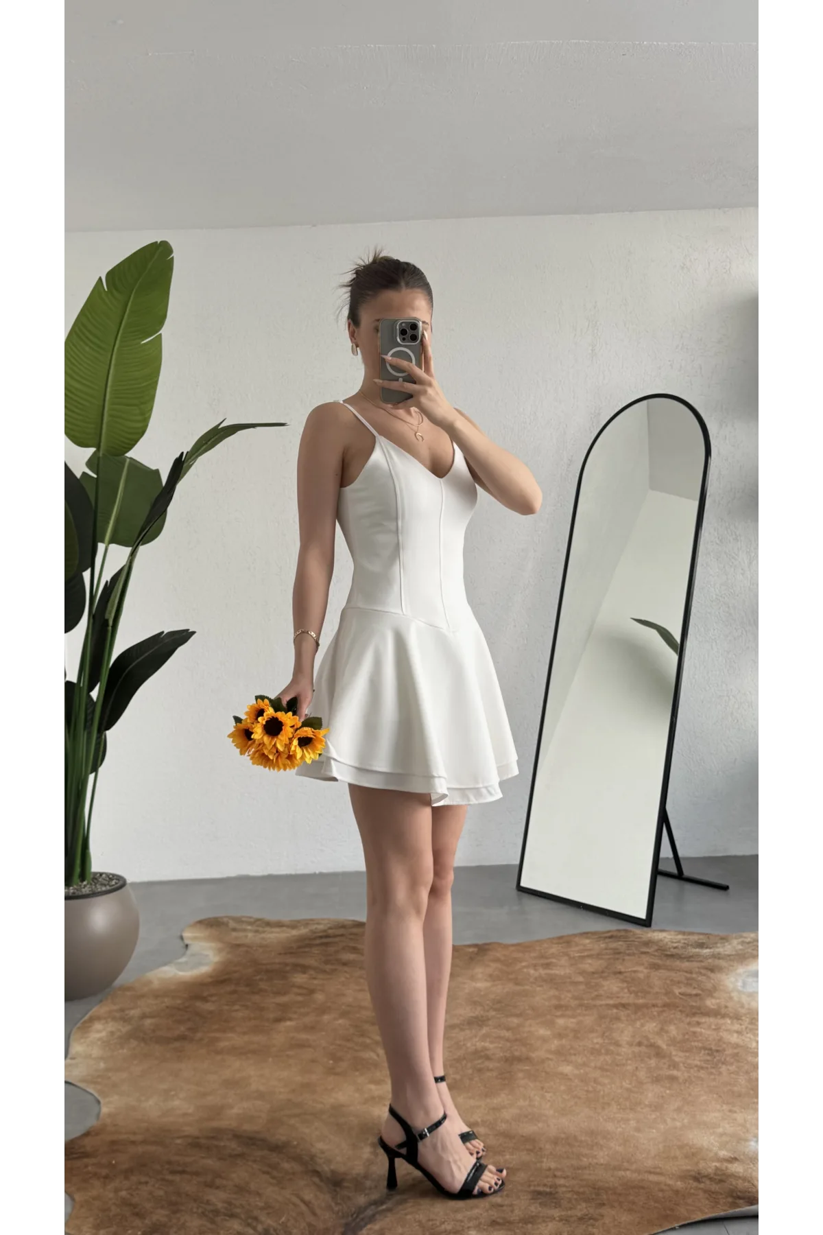 Kadın Beyaz Askılı Mini Şortlu Elbise – V Yaka, Korse Formlu, Volanlı Etek, Yazlık & Özel Gün Elbisesi