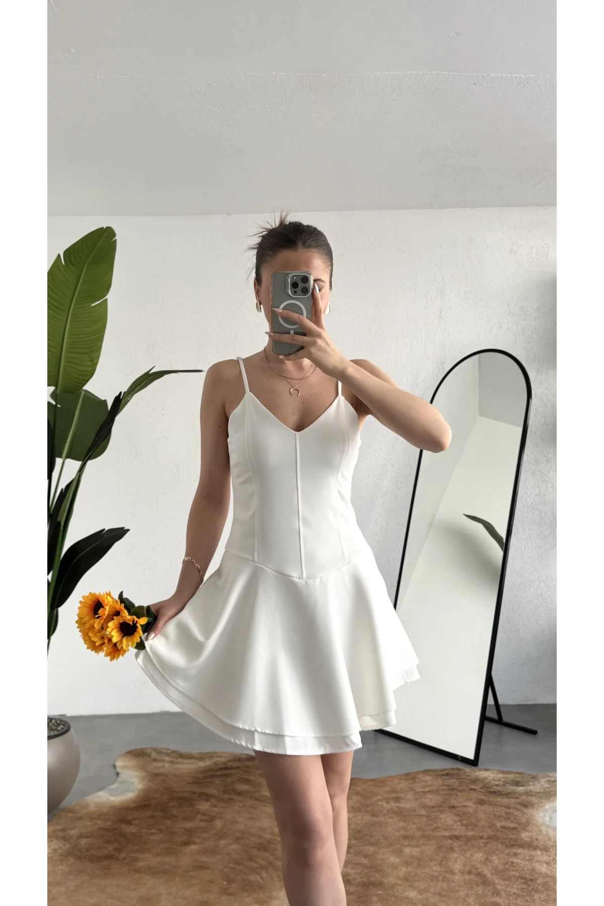 Kadın Beyaz Askılı Mini Şortlu Elbise – V Yaka, Korse Formlu, Volanlı Etek, Yazlık & Özel Gün Elbisesi