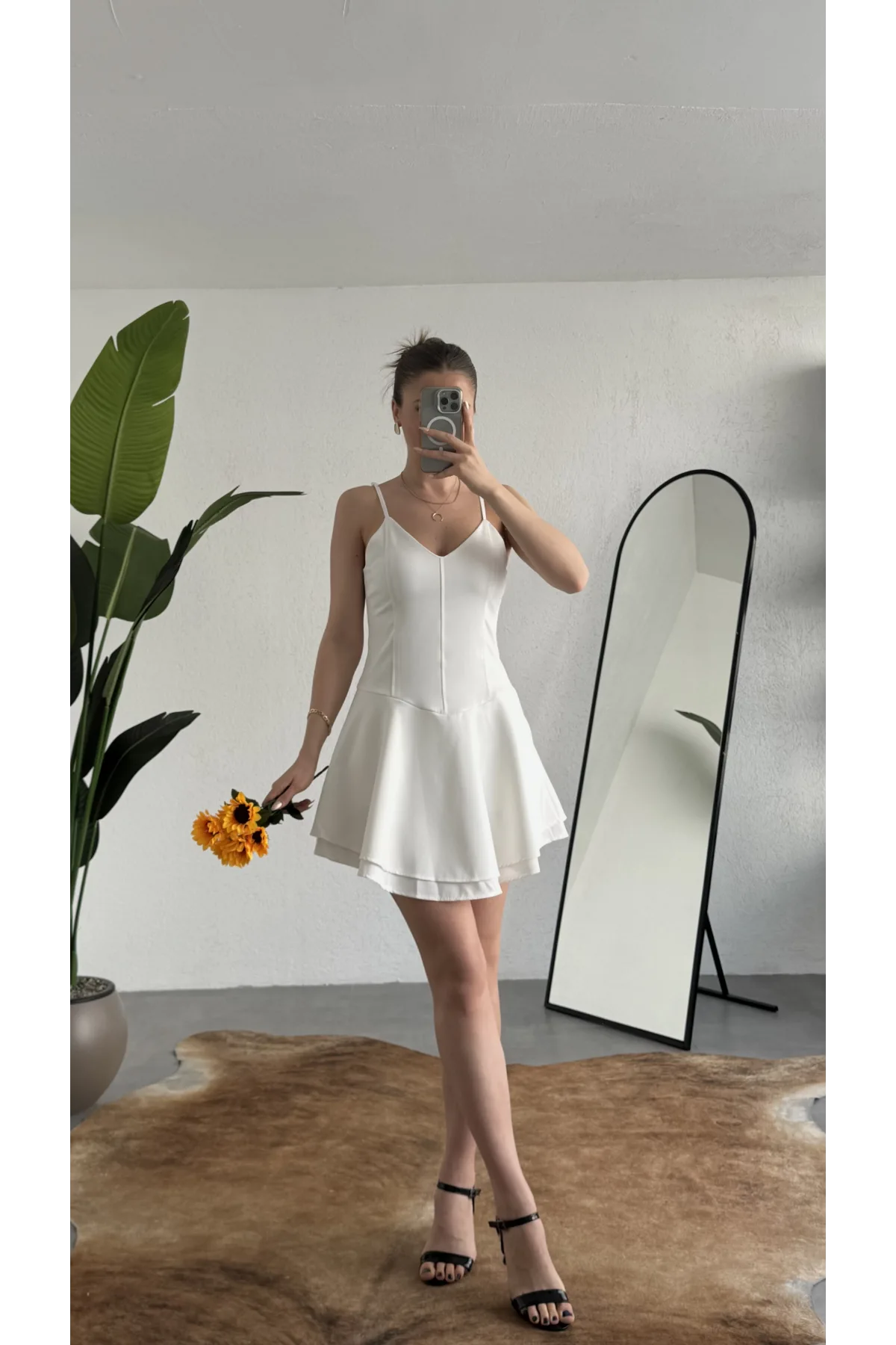 Kadın Beyaz Askılı Mini Şortlu Elbise – V Yaka, Korse Formlu, Volanlı Etek, Yazlık & Özel Gün Elbisesi
