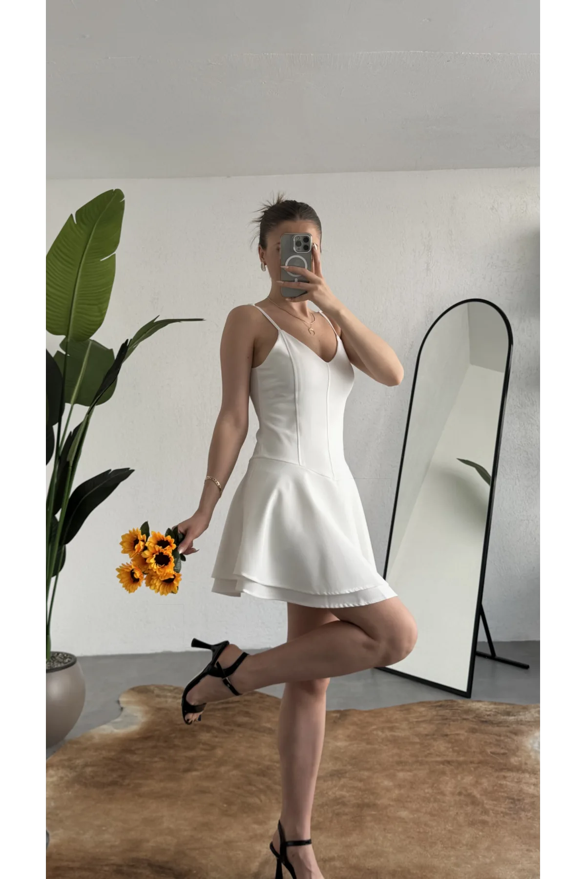 Kadın Beyaz Askılı Mini Şortlu Elbise – V Yaka, Korse Formlu, Volanlı Etek, Yazlık & Özel Gün Elbisesi