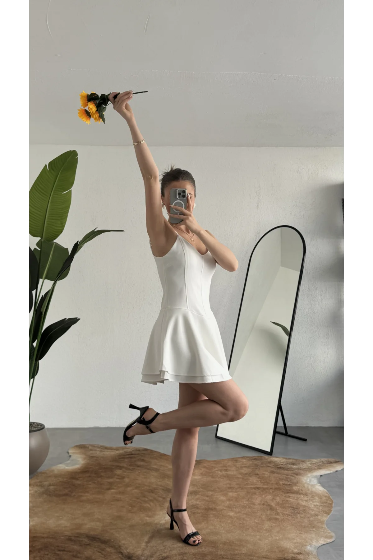 Kadın Beyaz Askılı Mini Şortlu Elbise – V Yaka, Korse Formlu, Volanlı Etek, Yazlık & Özel Gün Elbisesi