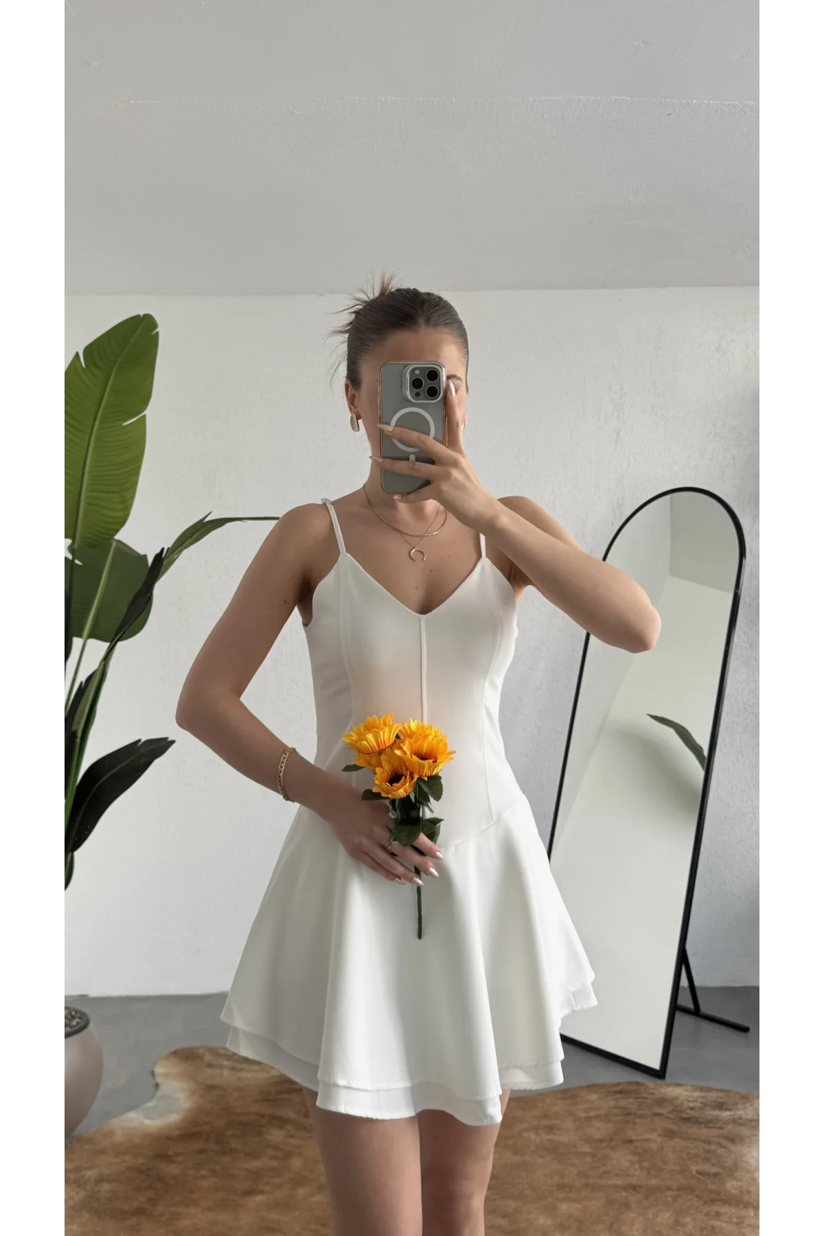 Kadın Beyaz Askılı Mini Şortlu Elbise – V Yaka, Korse Formlu, Volanlı Etek, Yazlık & Özel Gün Elbisesi