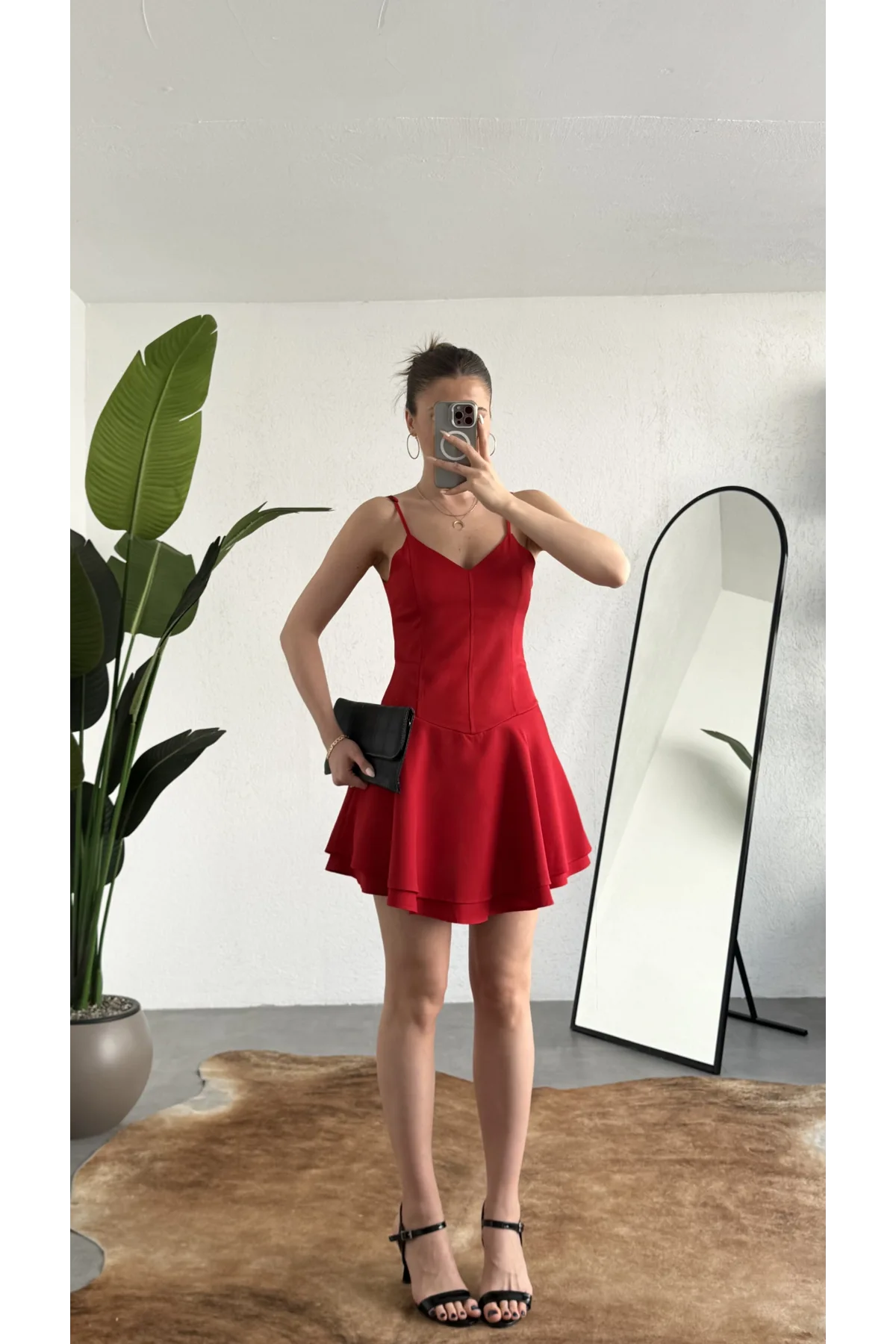 Kadın Kırmızı Askılı Mini Şortlu Elbise – V Yaka, Korse Formlu, Volanlı Etek, Yazlık & Özel Gün Elbisesi
