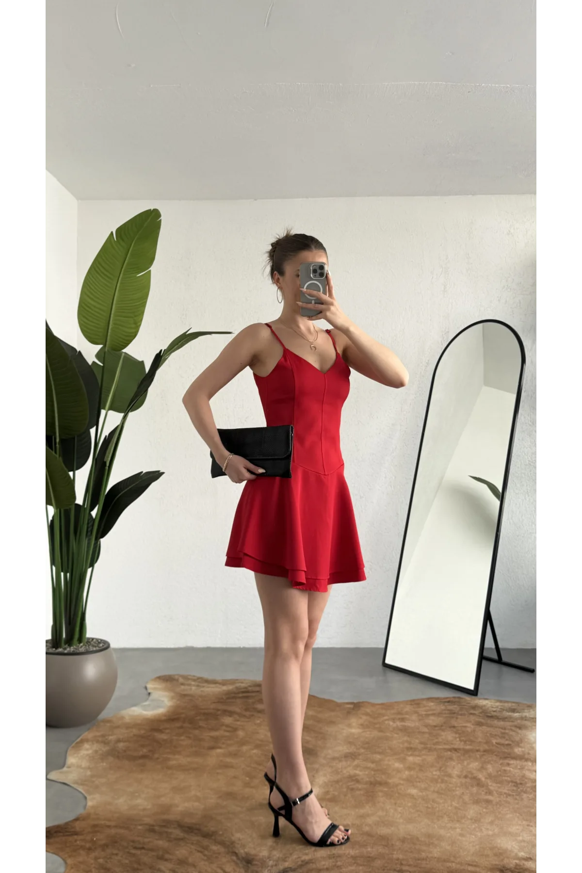 Kadın Kırmızı Askılı Mini Şortlu Elbise – V Yaka, Korse Formlu, Volanlı Etek, Yazlık & Özel Gün Elbisesi