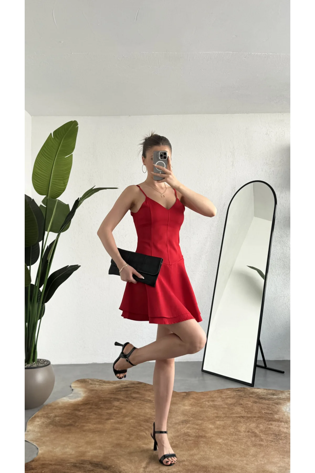 Kadın Kırmızı Askılı Mini Şortlu Elbise – V Yaka, Korse Formlu, Volanlı Etek, Yazlık & Özel Gün Elbisesi