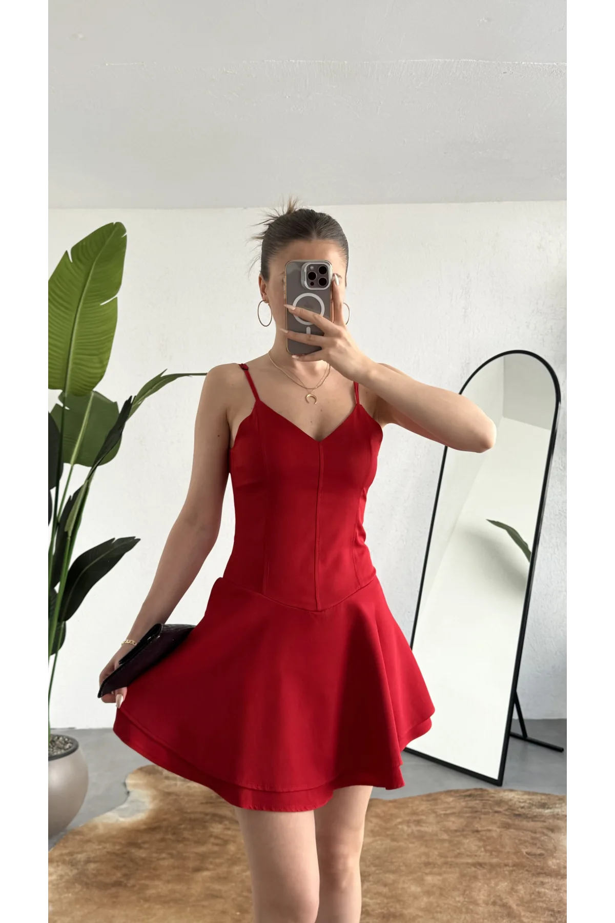Kadın Kırmızı Askılı Mini Şortlu Elbise – V Yaka, Korse Formlu, Volanlı Etek, Yazlık & Özel Gün Elbisesi