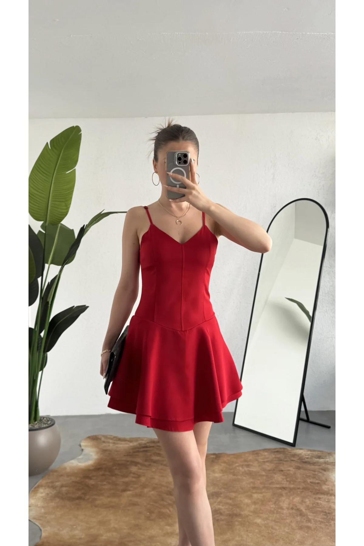 Kadın Kırmızı Askılı Mini Şortlu Elbise – V Yaka, Korse Formlu, Volanlı Etek, Yazlık & Özel Gün Elbisesi