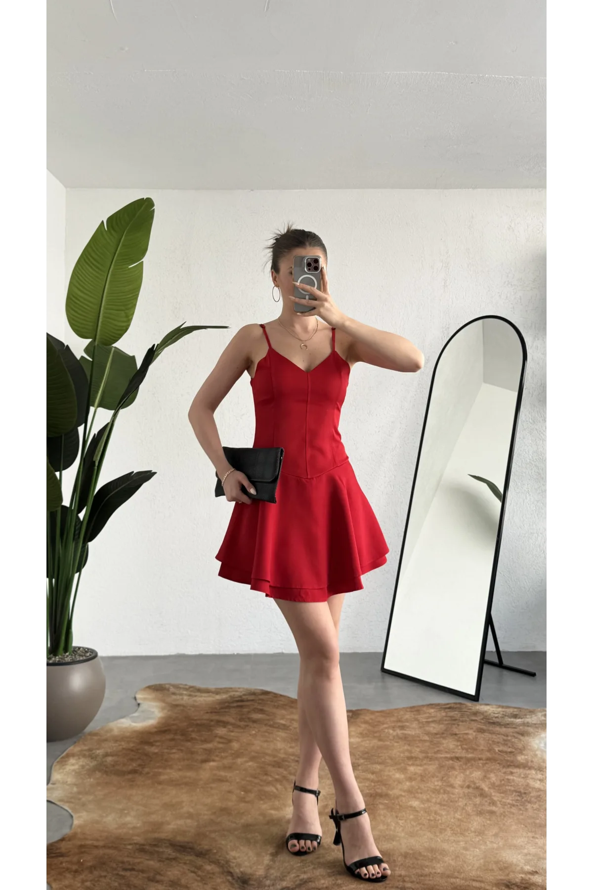 Kadın Kırmızı Askılı Mini Şortlu Elbise – V Yaka, Korse Formlu, Volanlı Etek, Yazlık & Özel Gün Elbisesi