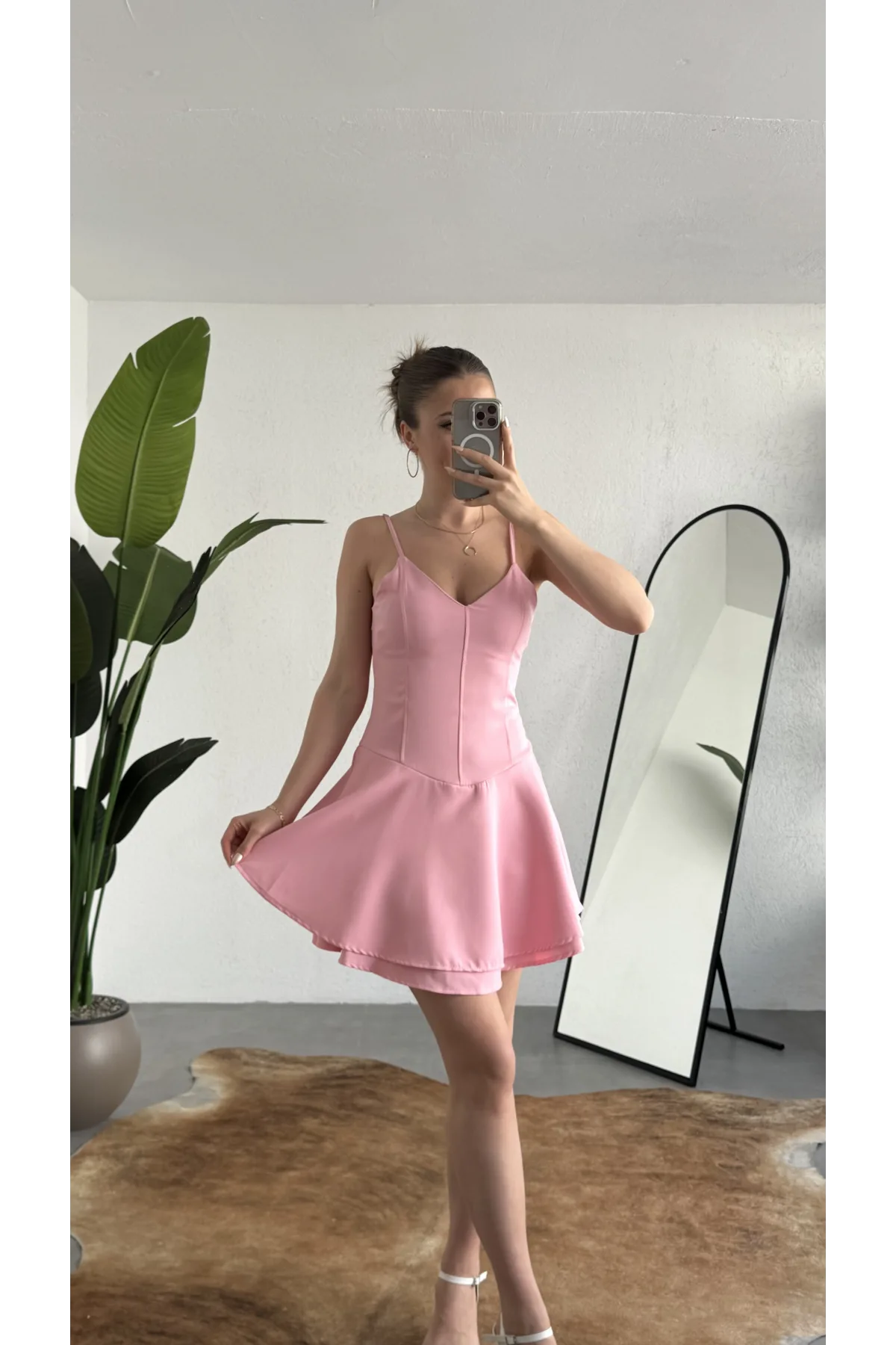 Kadın Pembe Askılı Mini Şortlu Elbise – V Yaka, Korse Formlu, Volanlı Etek, Yazlık & Özel Gün Elbisesi