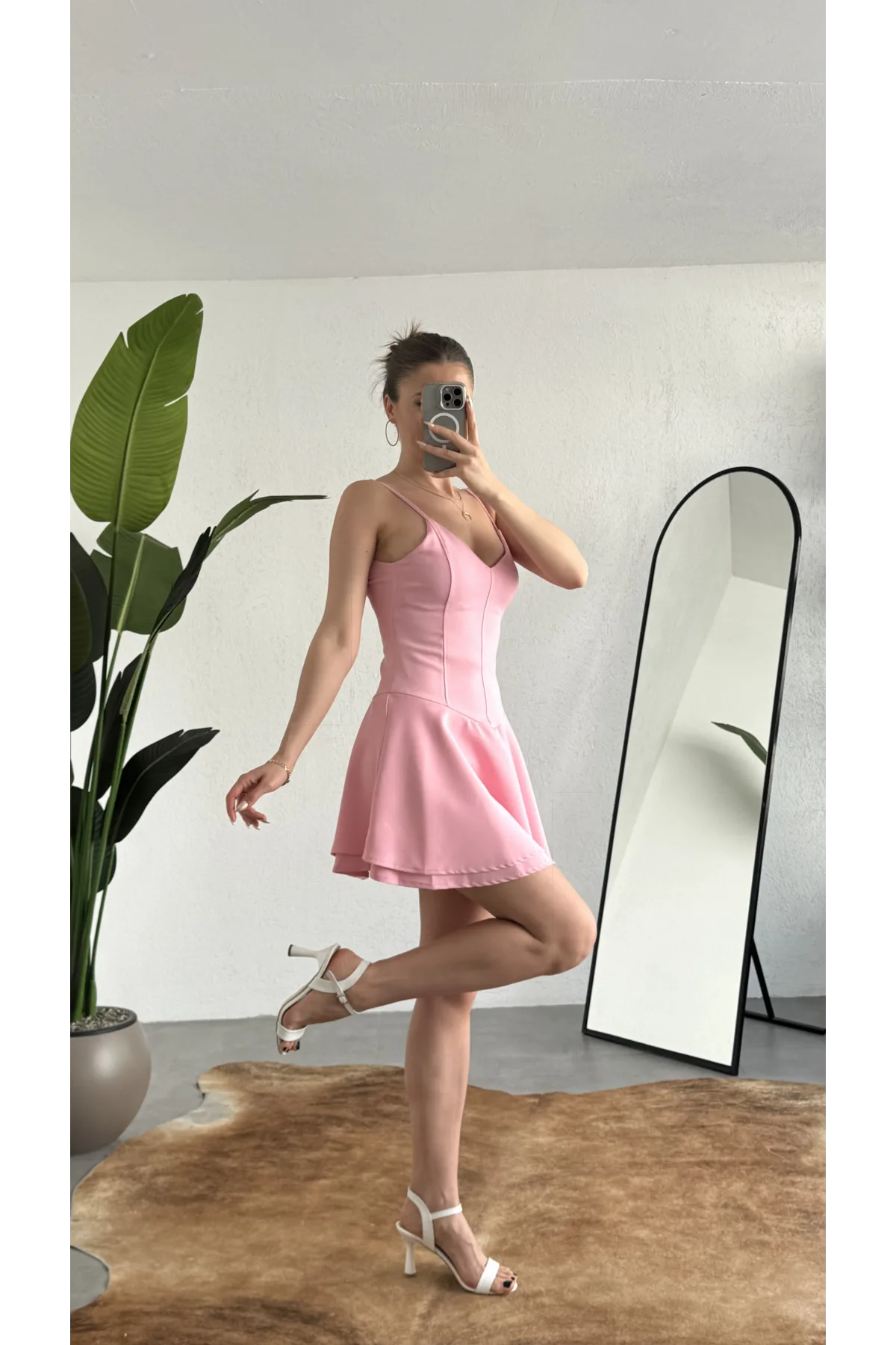 Kadın Pembe Askılı Mini Şortlu Elbise – V Yaka, Korse Formlu, Volanlı Etek, Yazlık & Özel Gün Elbisesi