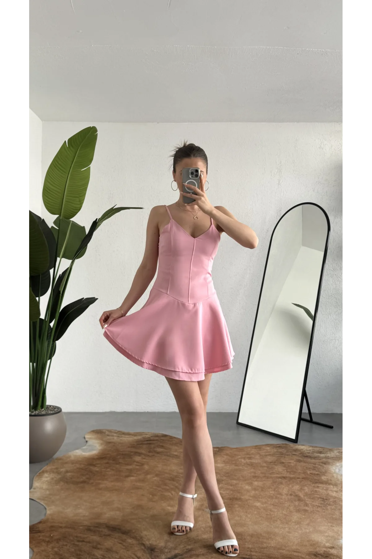 Kadın Pembe Askılı Mini Şortlu Elbise – V Yaka, Korse Formlu, Volanlı Etek, Yazlık & Özel Gün Elbisesi