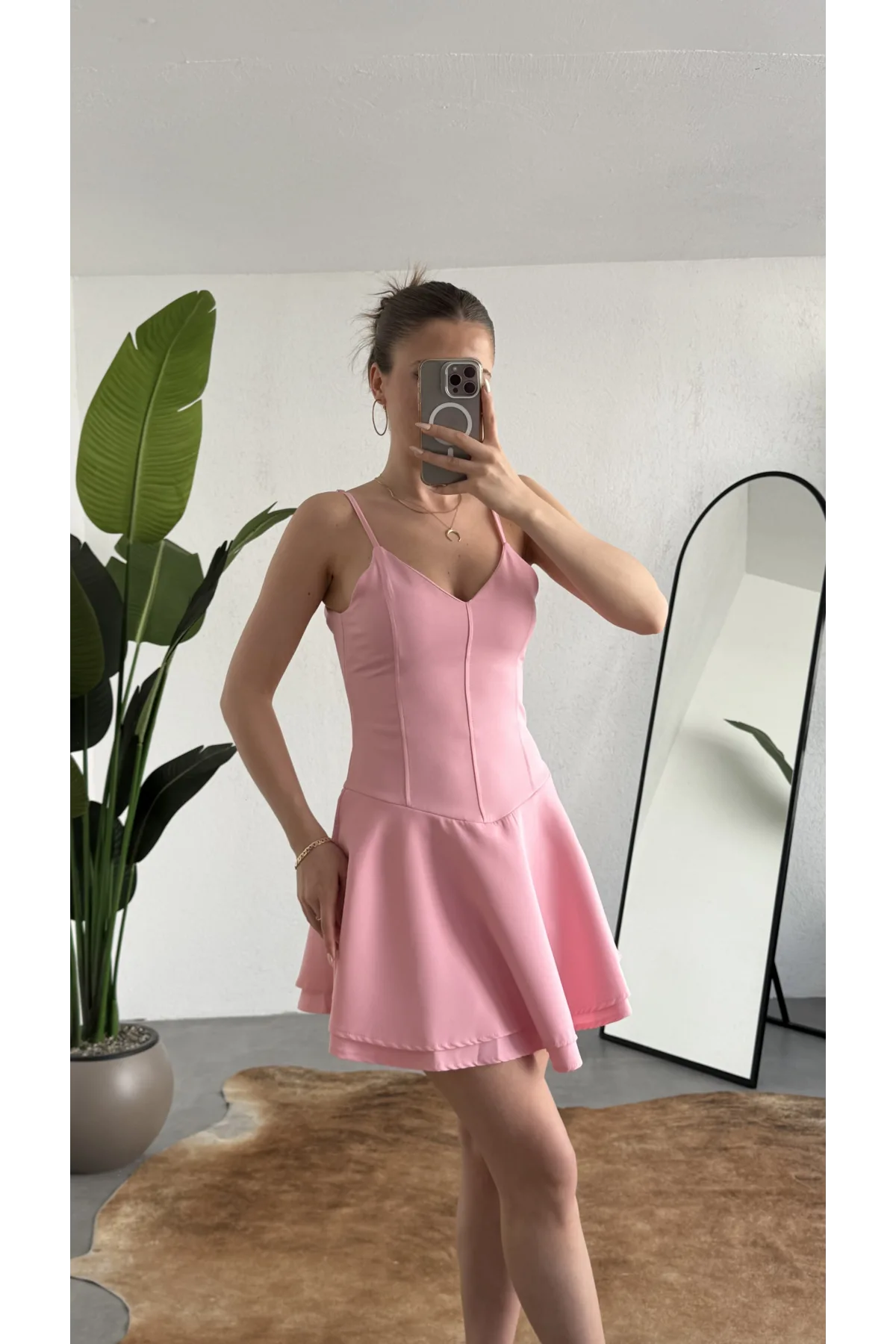 Kadın Pembe Askılı Mini Şortlu Elbise – V Yaka, Korse Formlu, Volanlı Etek, Yazlık & Özel Gün Elbisesi