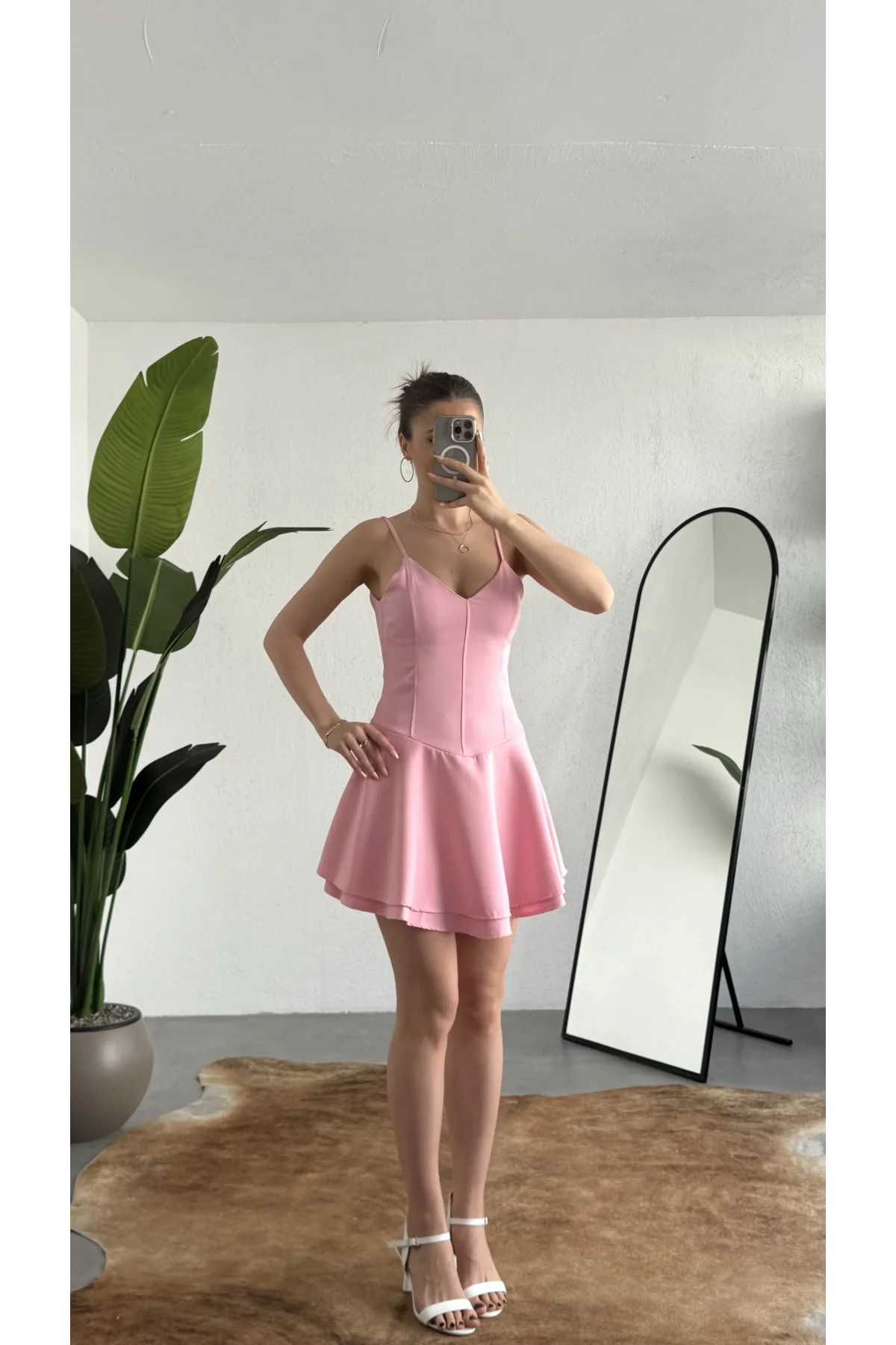 Kadın Pembe Askılı Mini Şortlu Elbise – V Yaka, Korse Formlu, Volanlı Etek, Yazlık & Özel Gün Elbisesi