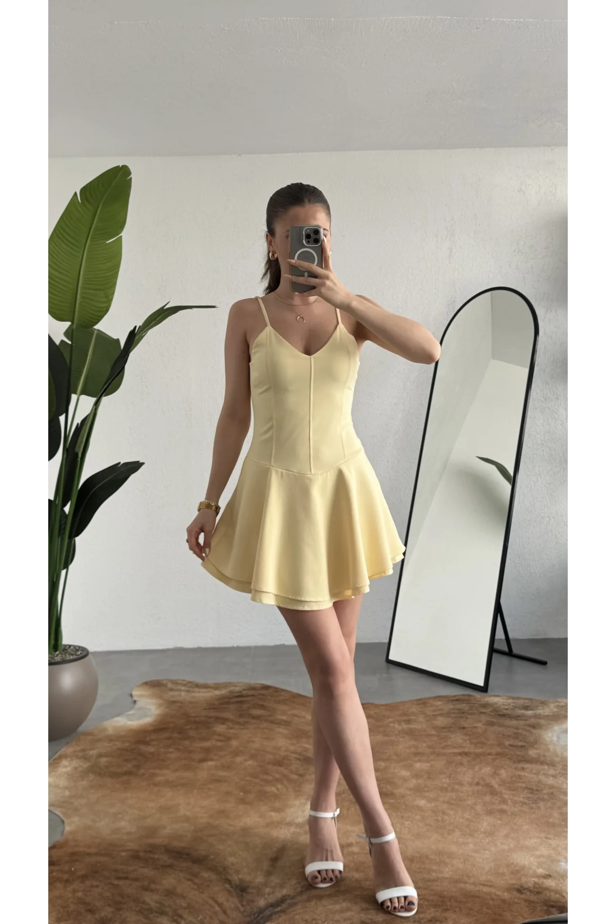 Kadın Sarı Askılı Mini Şortlu Elbise – V Yaka, Korse Formlu, Volanlı Etek, Yazlık & Özel Gün Elbisesi