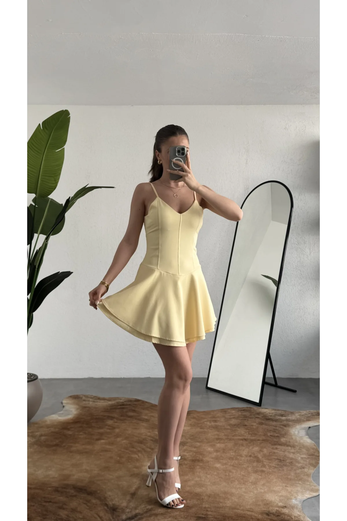 Kadın Sarı Askılı Mini Şortlu Elbise – V Yaka, Korse Formlu, Volanlı Etek, Yazlık & Özel Gün Elbisesi