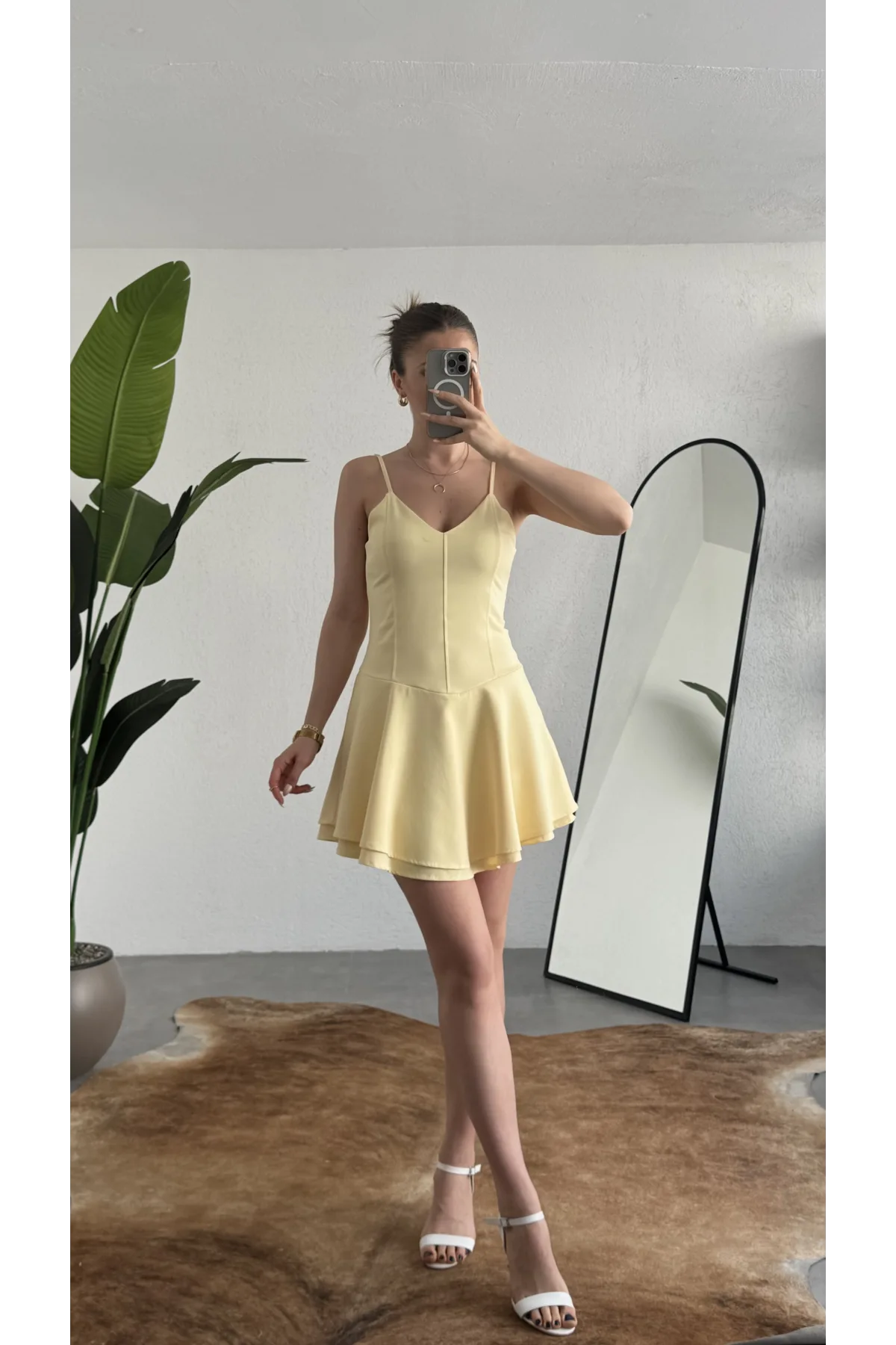 Kadın Sarı Askılı Mini Şortlu Elbise – V Yaka, Korse Formlu, Volanlı Etek, Yazlık & Özel Gün Elbisesi