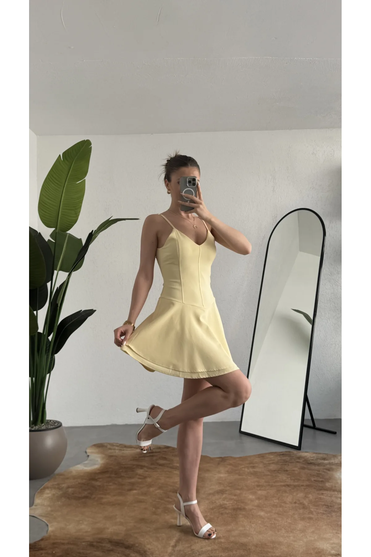 Kadın Sarı Askılı Mini Şortlu Elbise – V Yaka, Korse Formlu, Volanlı Etek, Yazlık & Özel Gün Elbisesi
