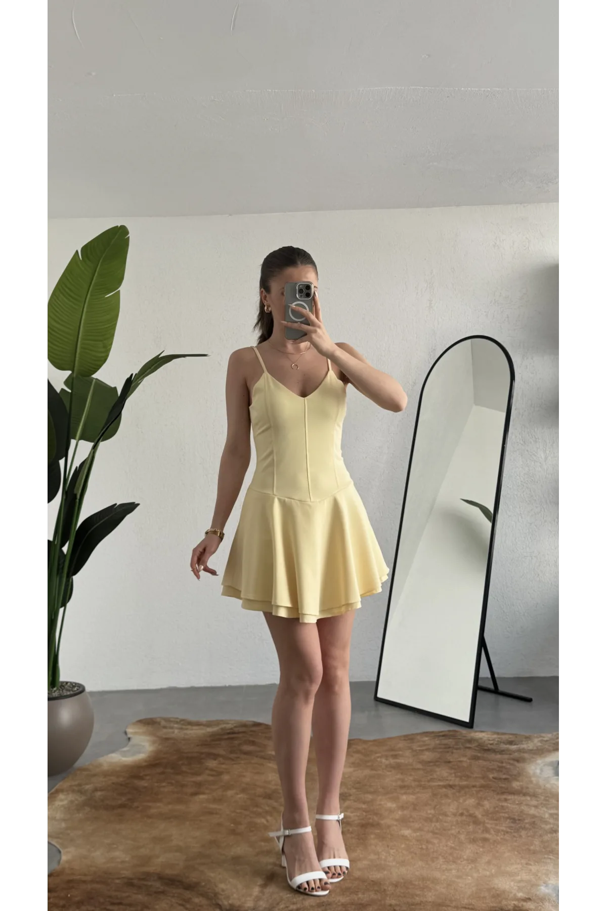 Kadın Sarı Askılı Mini Şortlu Elbise – V Yaka, Korse Formlu, Volanlı Etek, Yazlık & Özel Gün Elbisesi