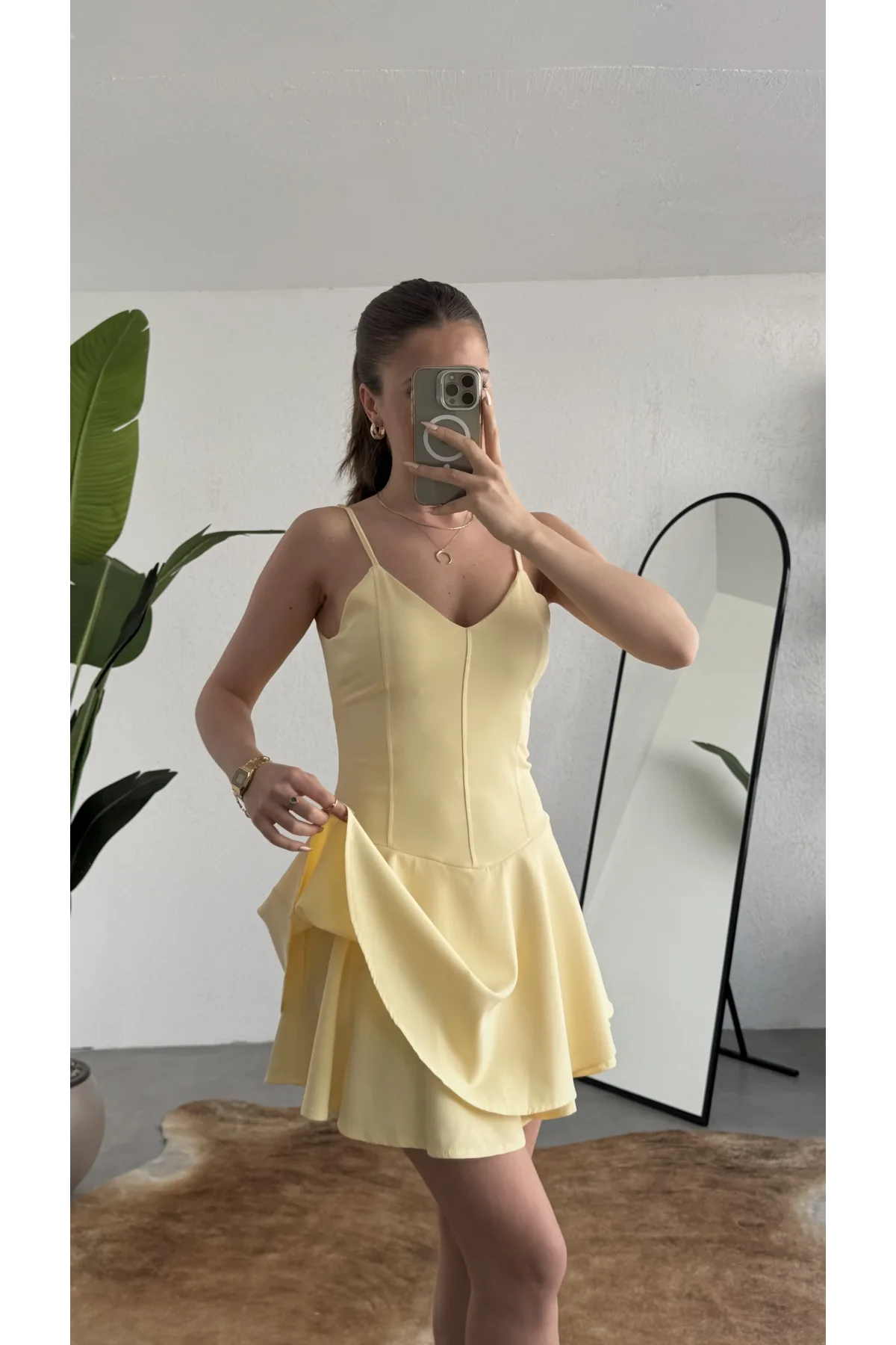 Kadın Sarı Askılı Mini Şortlu Elbise – V Yaka, Korse Formlu, Volanlı Etek, Yazlık & Özel Gün Elbisesi