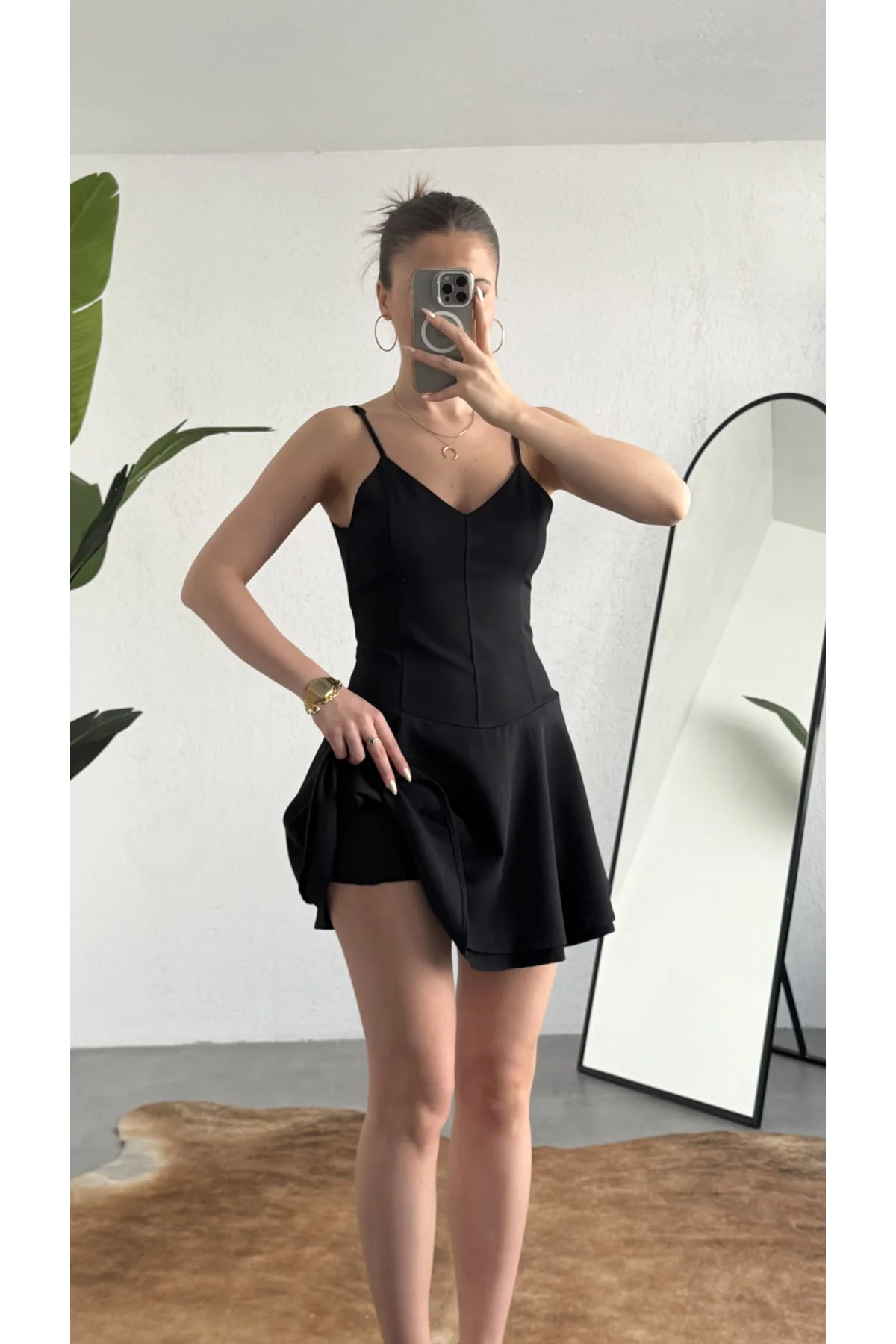 Kadın Siyah Askılı Mini Şortlu Elbise – V Yaka, Korse Formlu, Volanlı Etek, Yazlık & Özel Gün Elbisesi