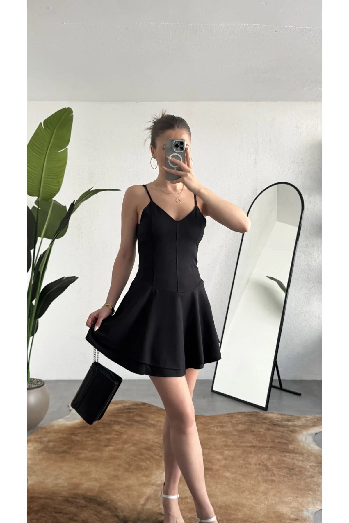 Kadın Siyah Askılı Mini Şortlu Elbise – V Yaka, Korse Formlu, Volanlı Etek, Yazlık & Özel Gün Elbisesi