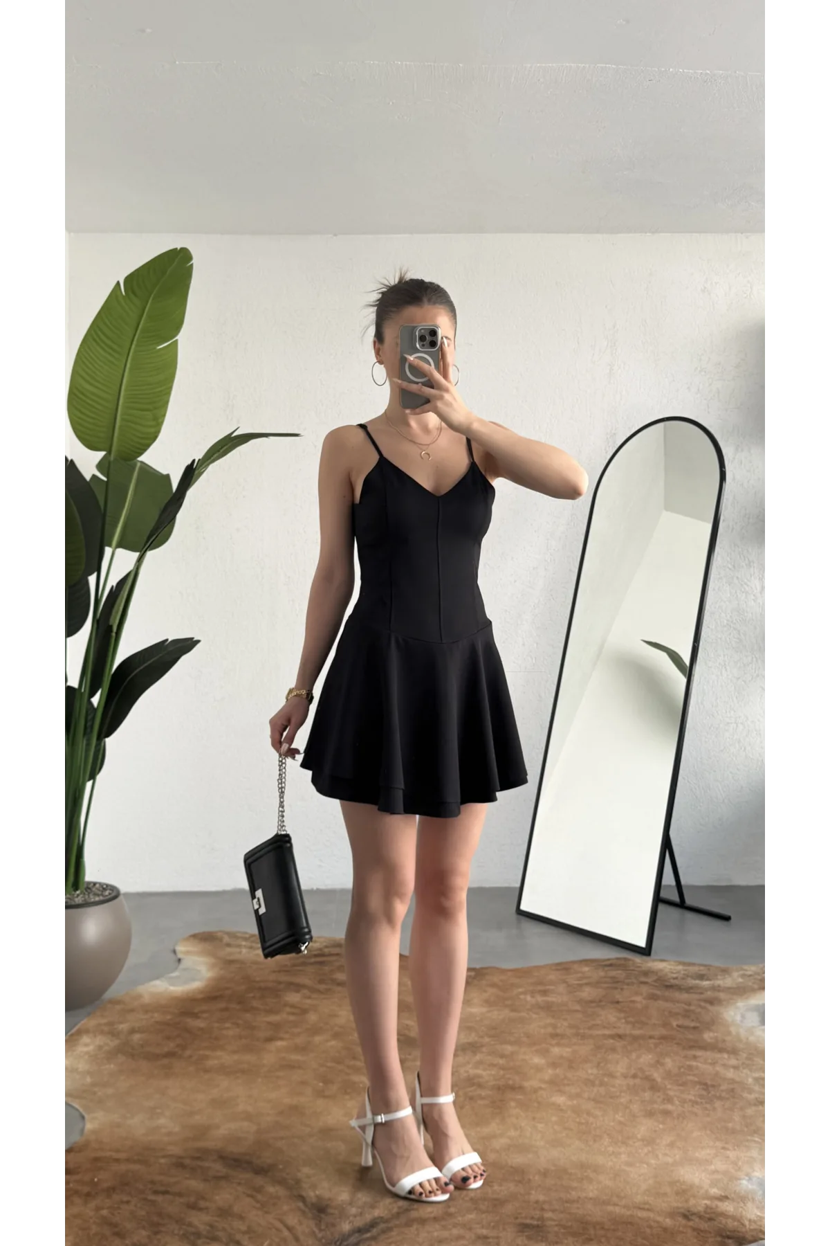 Kadın Siyah Askılı Mini Şortlu Elbise – V Yaka, Korse Formlu, Volanlı Etek, Yazlık & Özel Gün Elbisesi