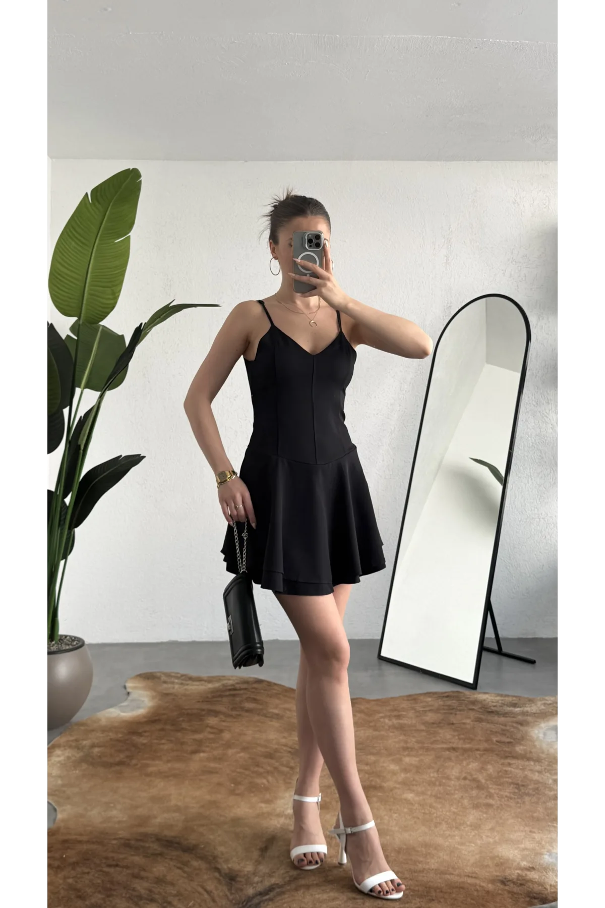 Kadın Siyah Askılı Mini Şortlu Elbise – V Yaka, Korse Formlu, Volanlı Etek, Yazlık & Özel Gün Elbisesi