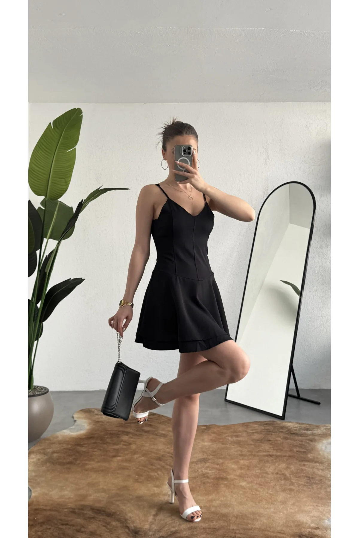 Kadın Siyah Askılı Mini Şortlu Elbise – V Yaka, Korse Formlu, Volanlı Etek, Yazlık & Özel Gün Elbisesi