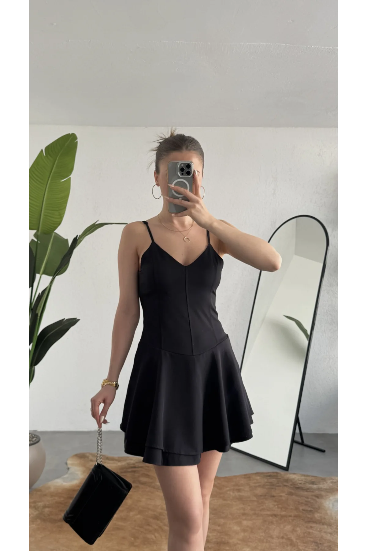 Kadın Siyah Askılı Mini Şortlu Elbise – V Yaka, Korse Formlu, Volanlı Etek, Yazlık & Özel Gün Elbisesi