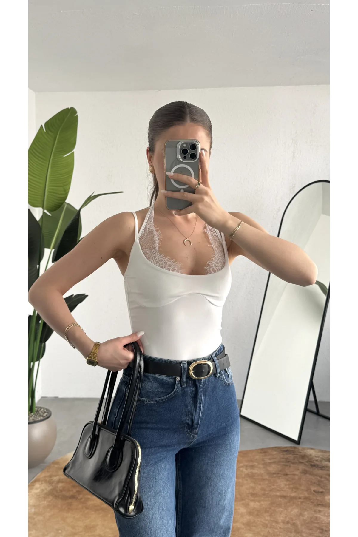 Kadın Beyaz Dantel Detaylı Askılı ZR Bodysuit – İnce Askı, V Yaka, Şık & Günlük Bluz