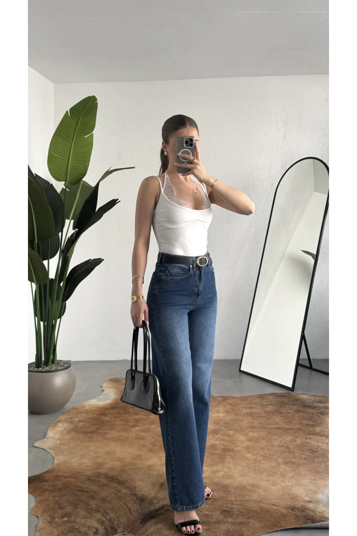 Kadın Beyaz Dantel Detaylı Askılı ZR Bodysuit – İnce Askı, V Yaka, Şık & Günlük Bluz