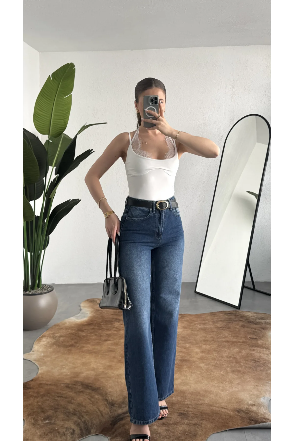 Kadın Beyaz Dantel Detaylı Askılı ZR Bodysuit – İnce Askı, V Yaka, Şık & Günlük Bluz