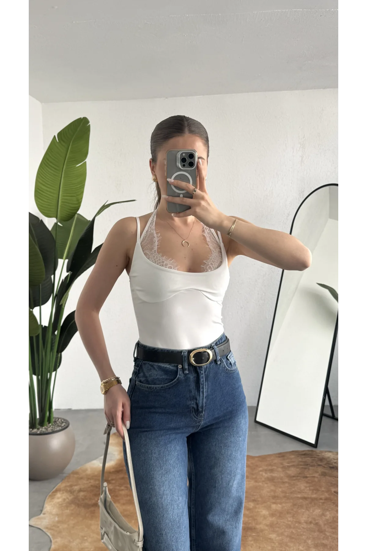 Kadın Beyaz Dantel Detaylı Askılı ZR Bodysuit – İnce Askı, V Yaka, Şık & Günlük Bluz