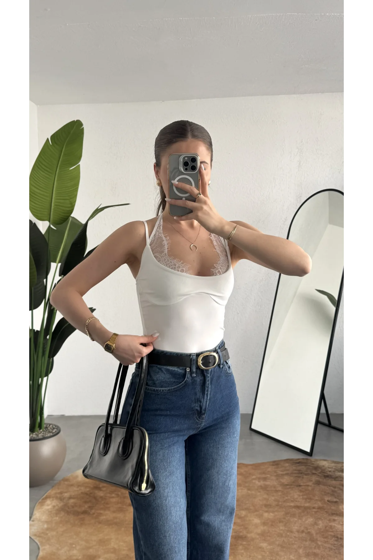 Kadın Beyaz Dantel Detaylı Askılı ZR Bodysuit – İnce Askı, V Yaka, Şık & Günlük Bluz