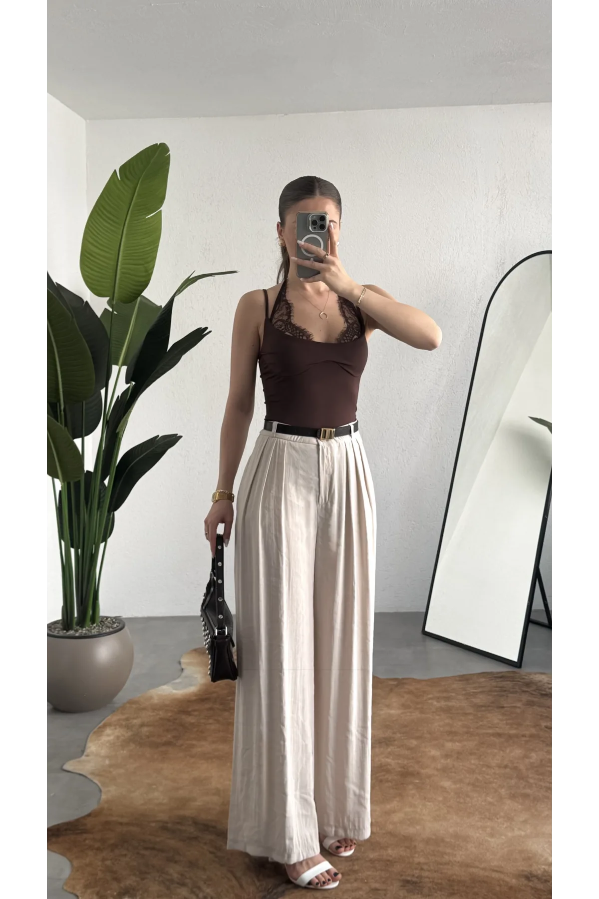 Kadın Kahverengi Dantel Detaylı Askılı ZR Bodysuit – İnce Askı, V Yaka, Şık & Günlük Bluz