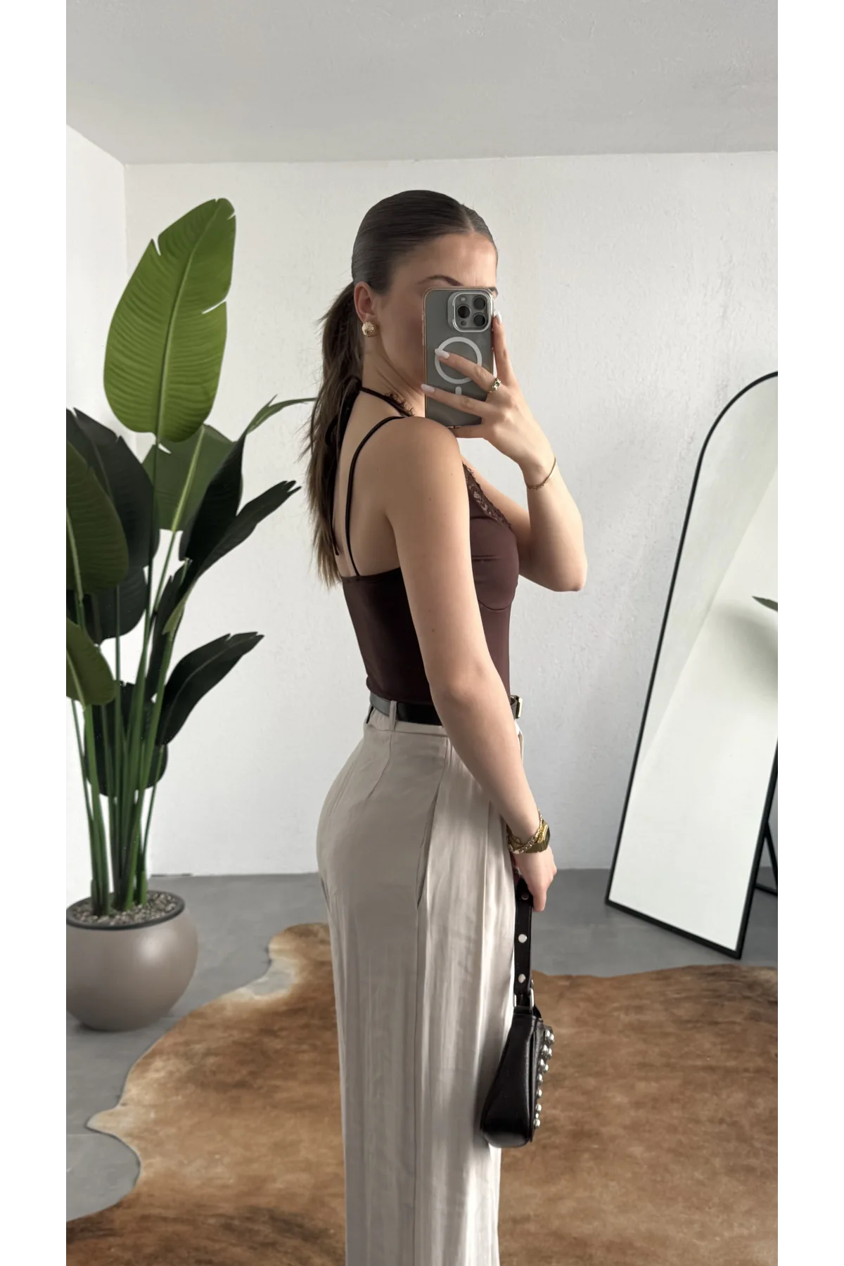 Kadın Kahverengi Dantel Detaylı Askılı ZR Bodysuit – İnce Askı, V Yaka, Şık & Günlük Bluz