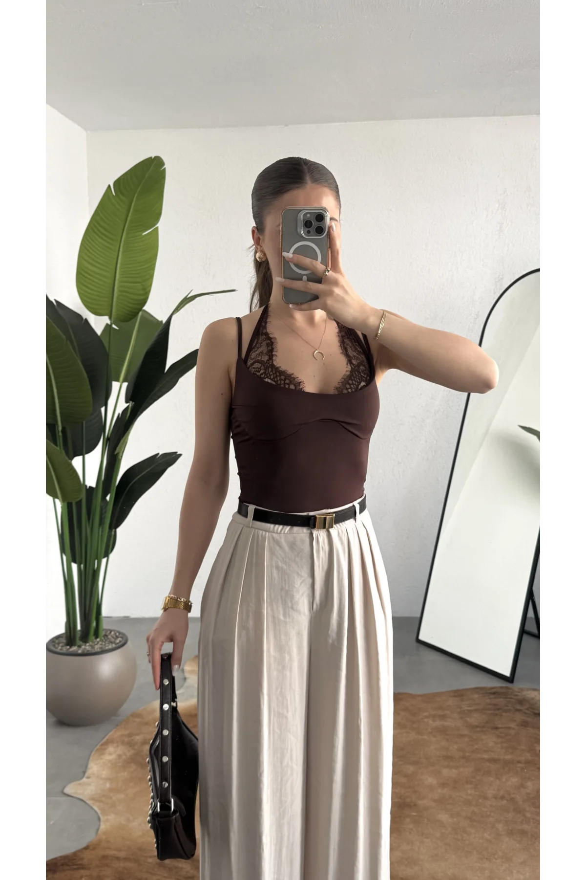 Kadın Kahverengi Dantel Detaylı Askılı ZR Bodysuit – İnce Askı, V Yaka, Şık & Günlük Bluz