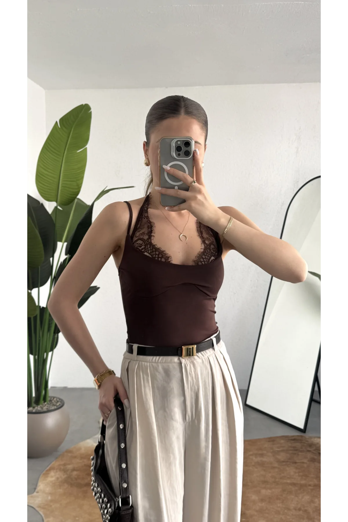 Kadın Kahverengi Dantel Detaylı Askılı ZR Bodysuit – İnce Askı, V Yaka, Şık & Günlük Bluz