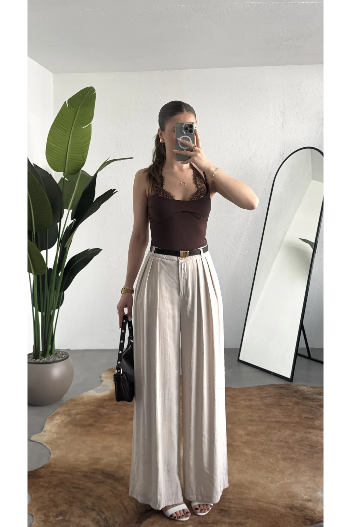 Kadın Kahverengi Dantel Detaylı Askılı ZR Bodysuit – İnce Askı, V Yaka, Şık & Günlük Bluz