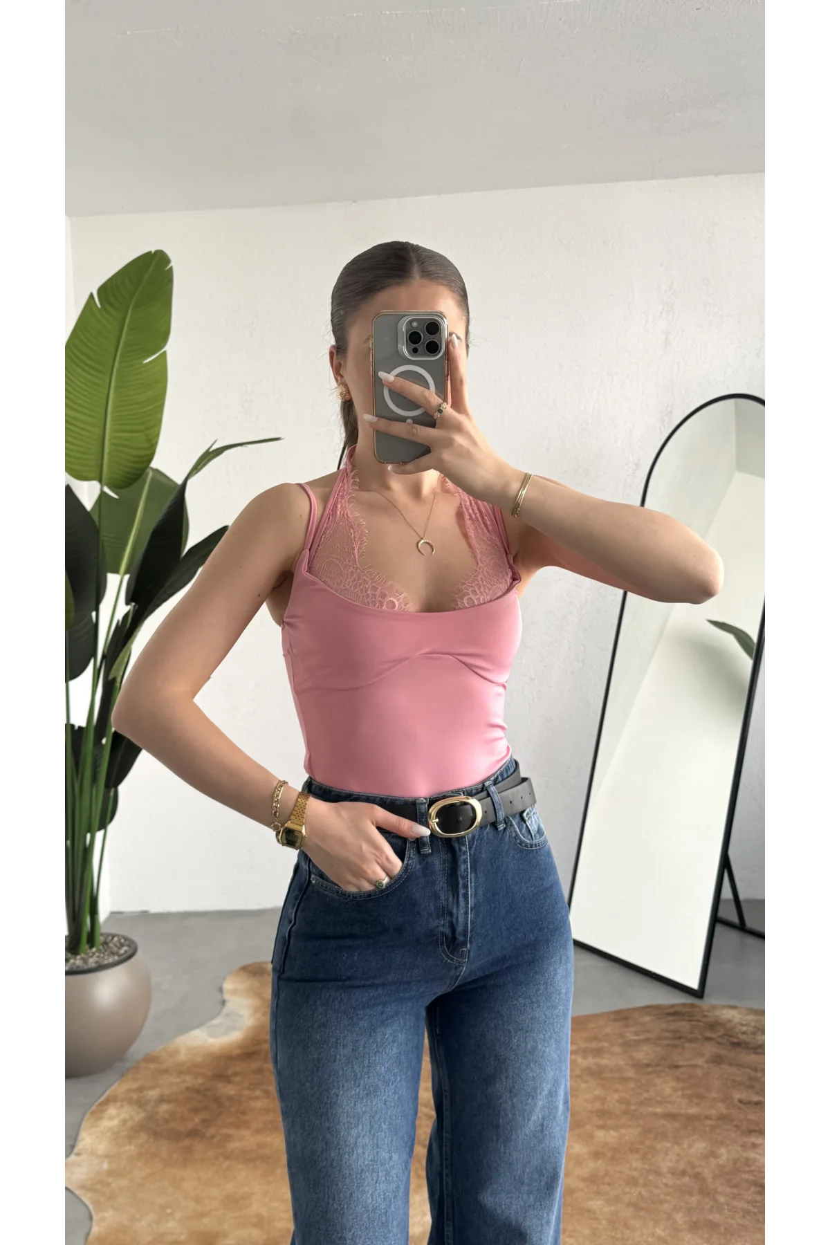 Kadın Pembe Dantel Detaylı Askılı ZR Bodysuit – İnce Askı, V Yaka, Şık & Günlük Bluz