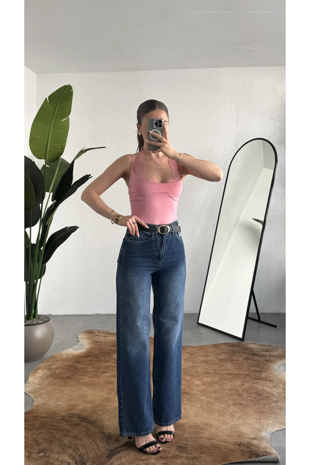 Kadın Pembe Dantel Detaylı Askılı ZR Bodysuit – İnce Askı, V Yaka, Şık & Günlük Bluz