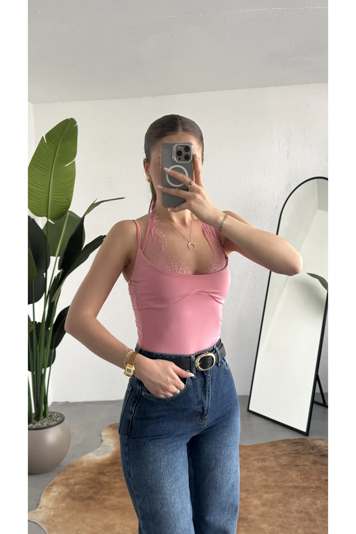 Kadın Pembe Dantel Detaylı Askılı ZR Bodysuit – İnce Askı, V Yaka, Şık & Günlük Bluz