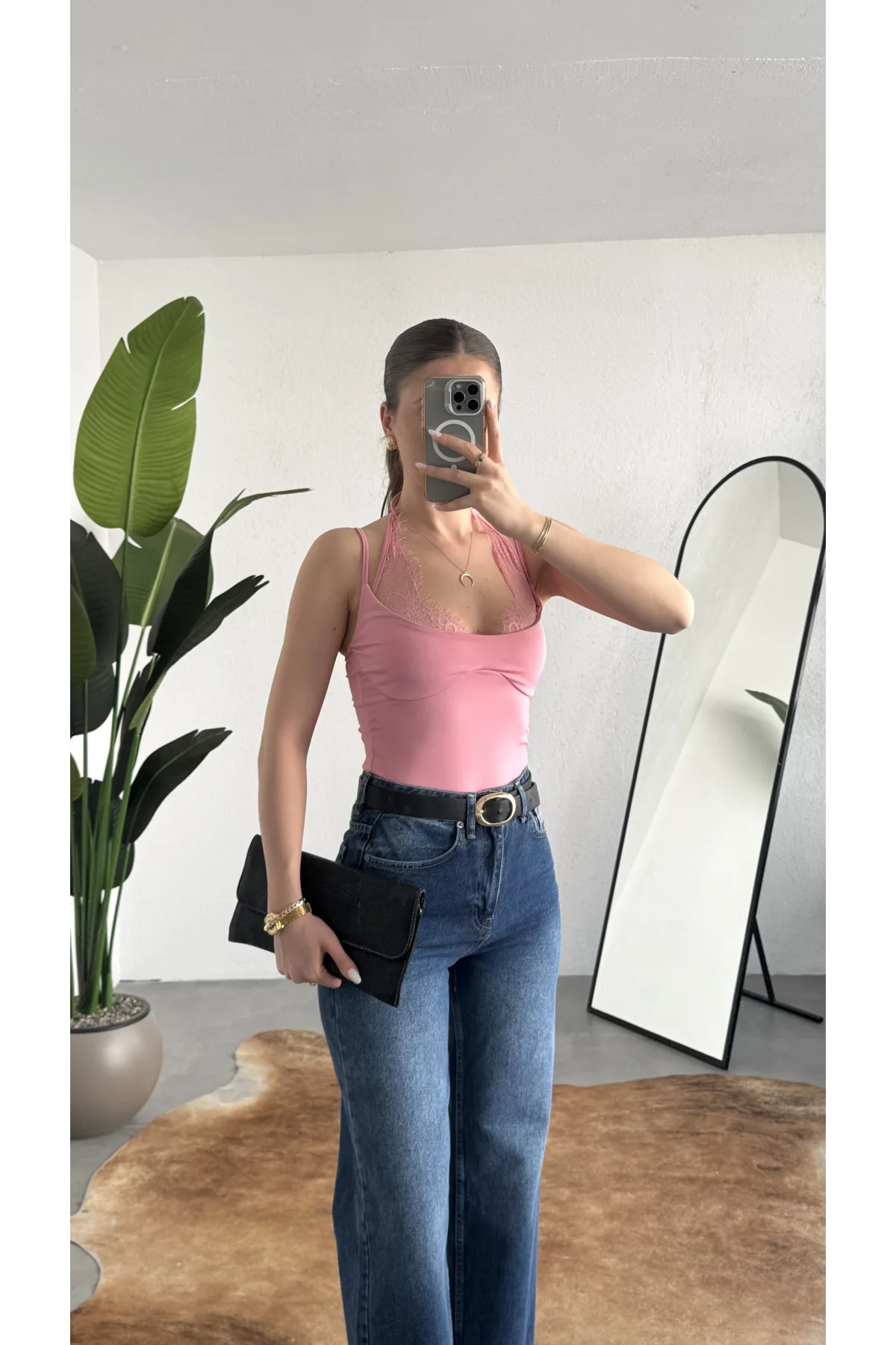 Kadın Pembe Dantel Detaylı Askılı ZR Bodysuit – İnce Askı, V Yaka, Şık & Günlük Bluz