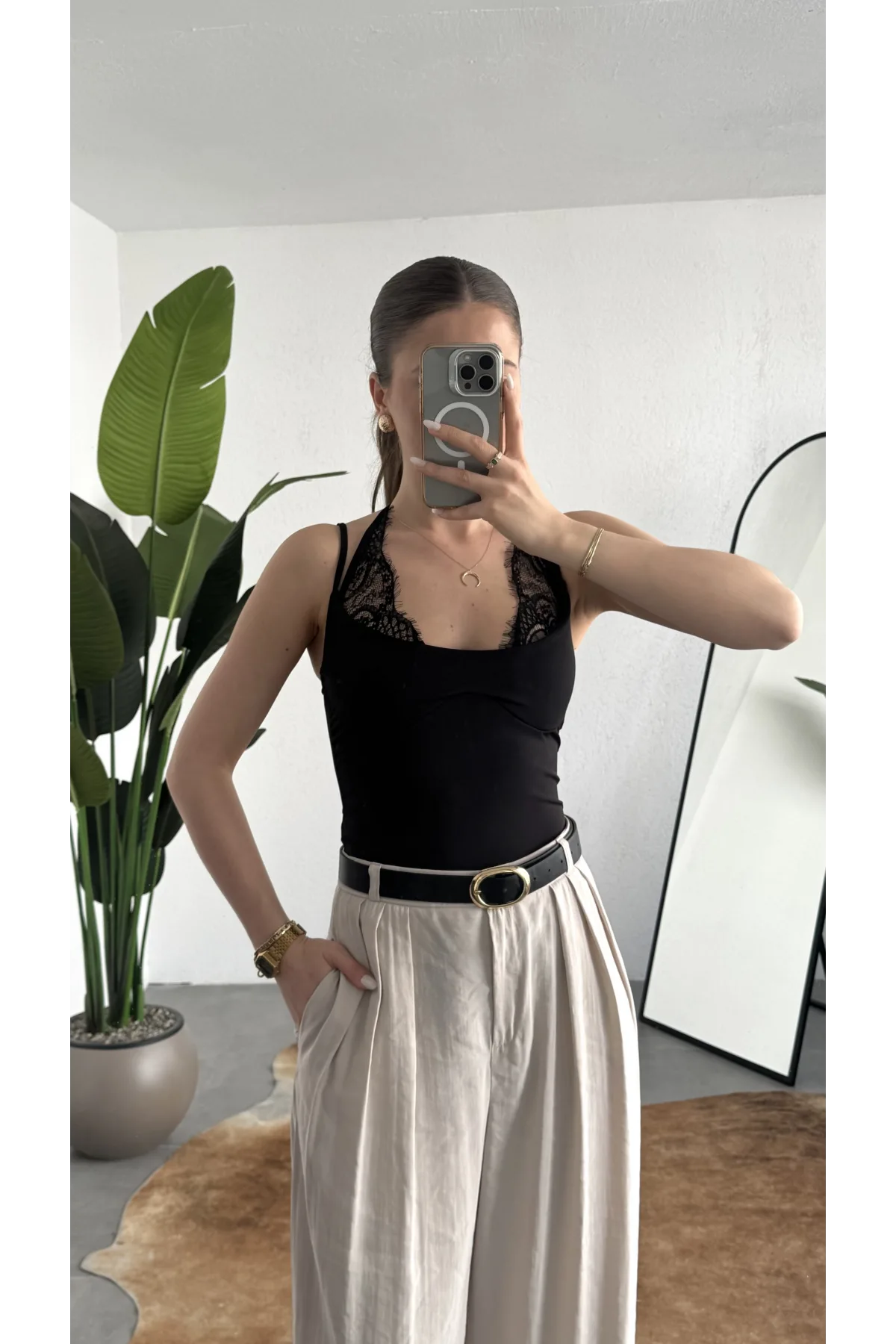 Kadın Siyah Dantel Detaylı Askılı ZR Bodysuit – İnce Askı, V Yaka, Şık & Günlük Bluz