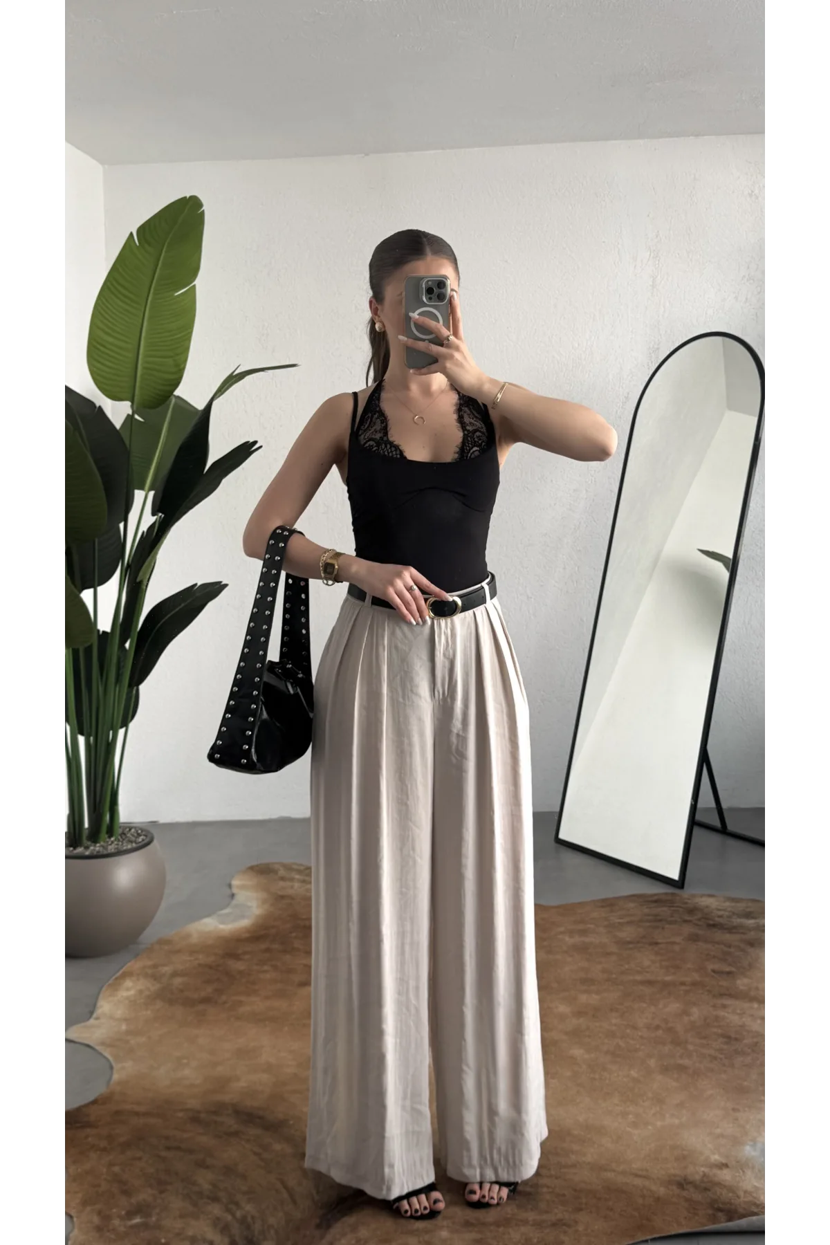 Kadın Siyah Dantel Detaylı Askılı ZR Bodysuit – İnce Askı, V Yaka, Şık & Günlük Bluz