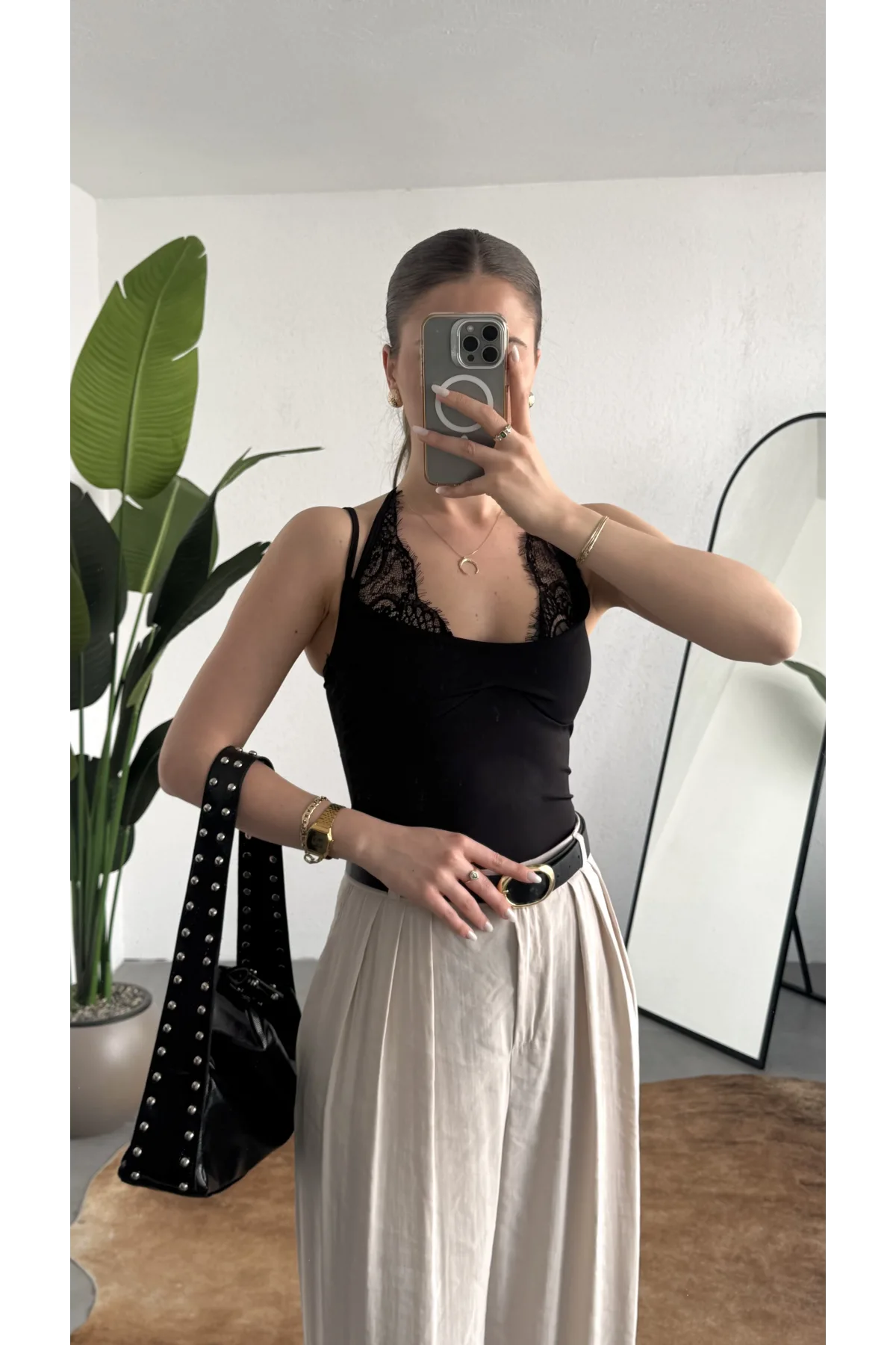 Kadın Siyah Dantel Detaylı Askılı ZR Bodysuit – İnce Askı, V Yaka, Şık & Günlük Bluz