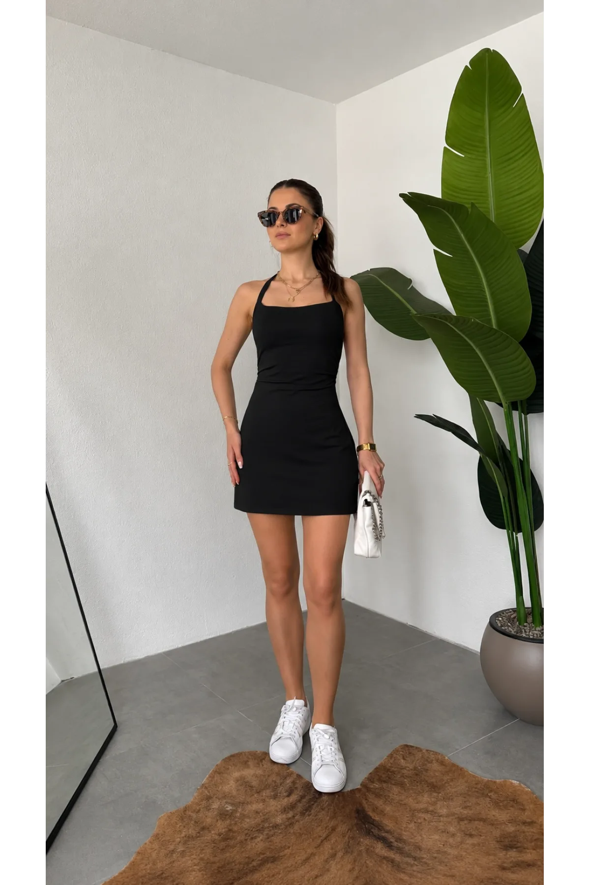 Kadın Siyah Halter Yaka Boyundan Geçirmeli Sırt Dekolteli Mini Elbise